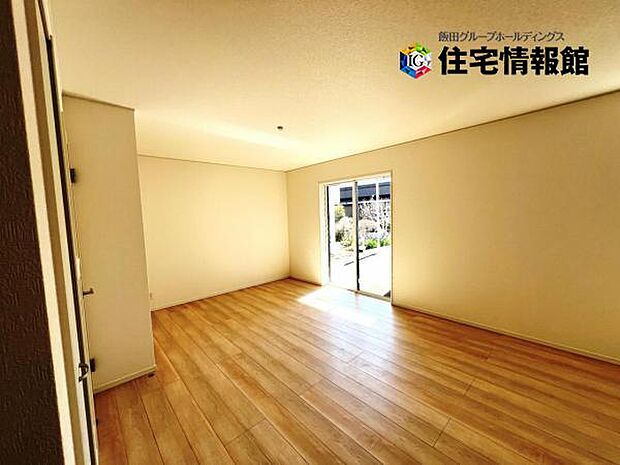 明るい日差しが入る風通しの良いリビングです。