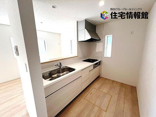 ご家族を見守りながら家事が捗る対面式キッチン。お料理をしながらご家族のサポートも可能です。