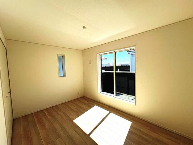 明るい広々とした主寝室でご家族ゆっくりお休みになれますね。