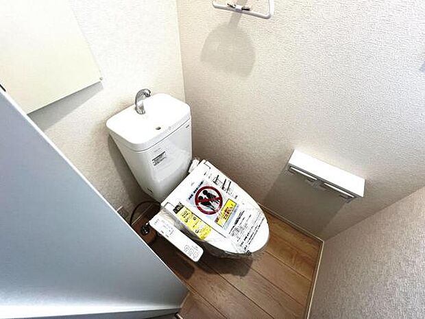 シャワー洗浄機能付のトイレは、清潔感が印象的な空間ですね。