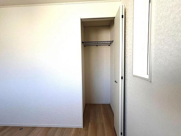 いつでもお部屋をスッキリお使い頂ける収納スペースを設置。