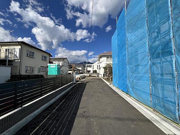 前面道路を含めた現地写真です。