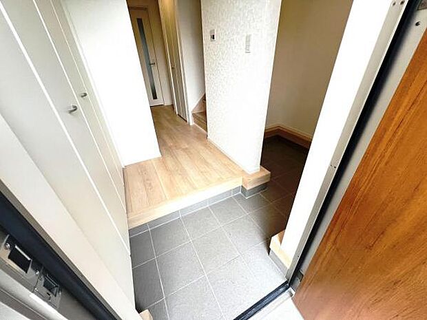 綺麗で明るい玄関でお客様をお迎えいただけます。