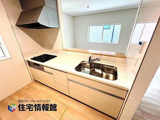 ご家族を見守りながら家事が捗る対面式キッチン。お料理をしながらご家族のサポートも可能です。