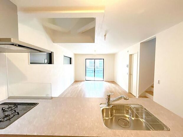 明るい日差しが入る風通しの良いリビングです。