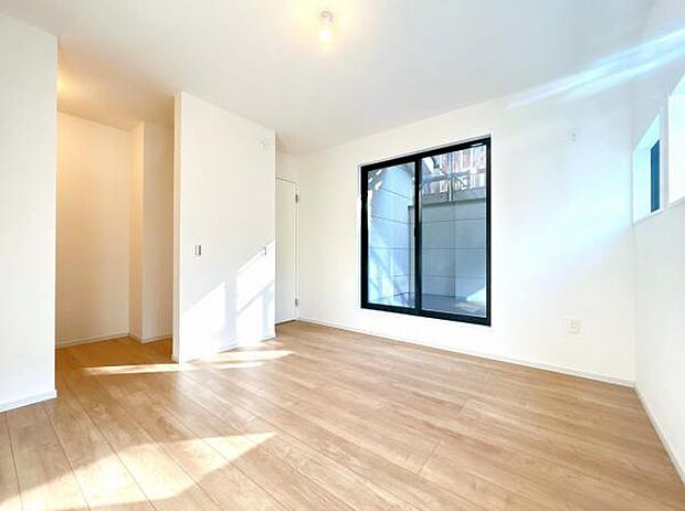 約9帖の主寝室スペースです。お子様が小さいうちは一緒に就寝できますね。