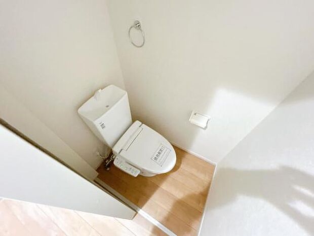 シャワー洗浄機能付のトイレは、清潔感が印象的な空間ですね。