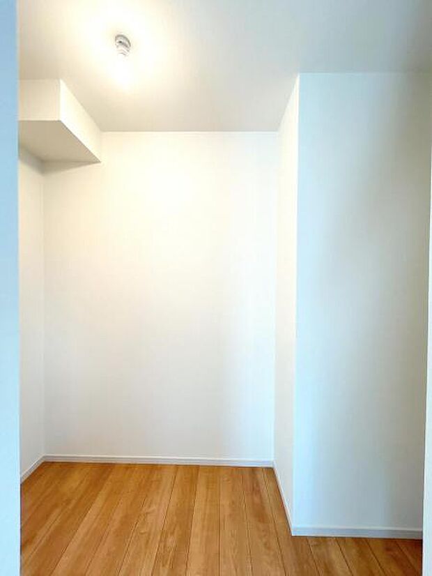 ウォークインクローゼットがあり収納スペースも豊富。季節物もスッキリ片付きそうです。