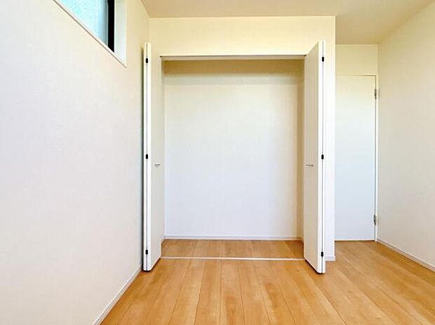 中の物を確認しやすく、取り出しやすい収納スペース。お部屋を広々とお使いいただけます。