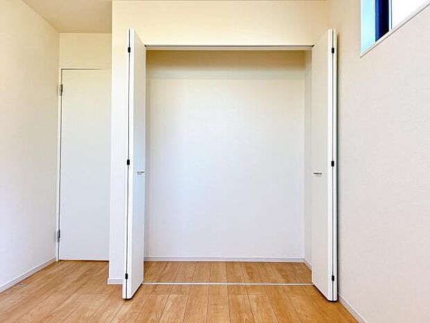 いつでもお部屋をスッキリお使い頂ける収納スペースを設置。