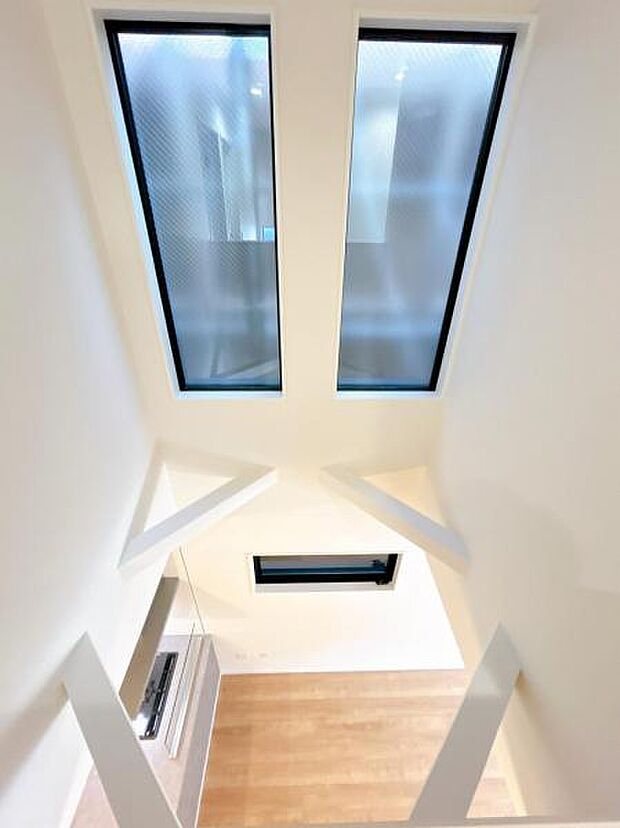 リビングには吹抜けがあります、明るい陽射しが入り、開放感を演出してます。