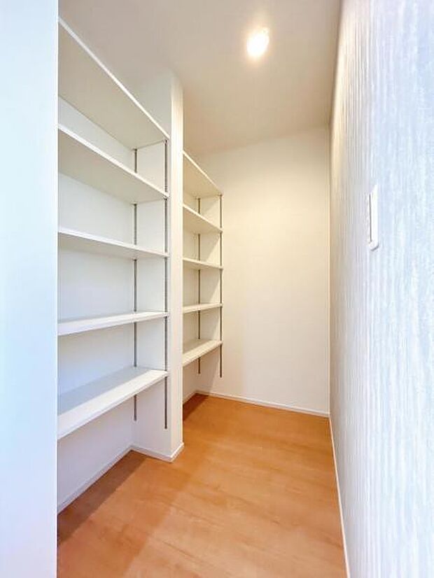 キッチンパントリーです、食料品のまとめ買い、非常食や水、備蓄品の収納にも役立ちそうですね。