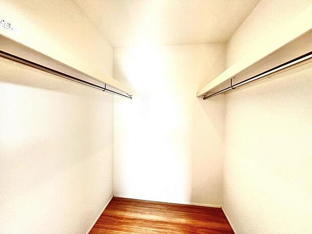 ウォークインクローゼットがあり収納スペースも豊富。季節物もスッキリ片付きそうです。
