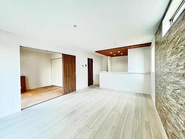 キッチン正面にダイニングセットを配置することで、配膳もスムーズに。調理中も会話を楽しめます。