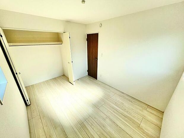 いつでもお部屋をスッキリお使い頂ける収納スペースを設置。