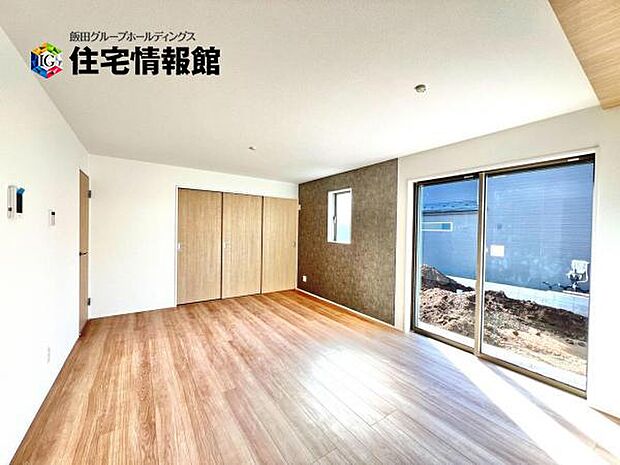 明るい日差しが入る風通しの良いリビングです。