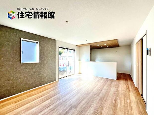 カウンターキッチン越しに会話も楽しめるダイニングキッチン。