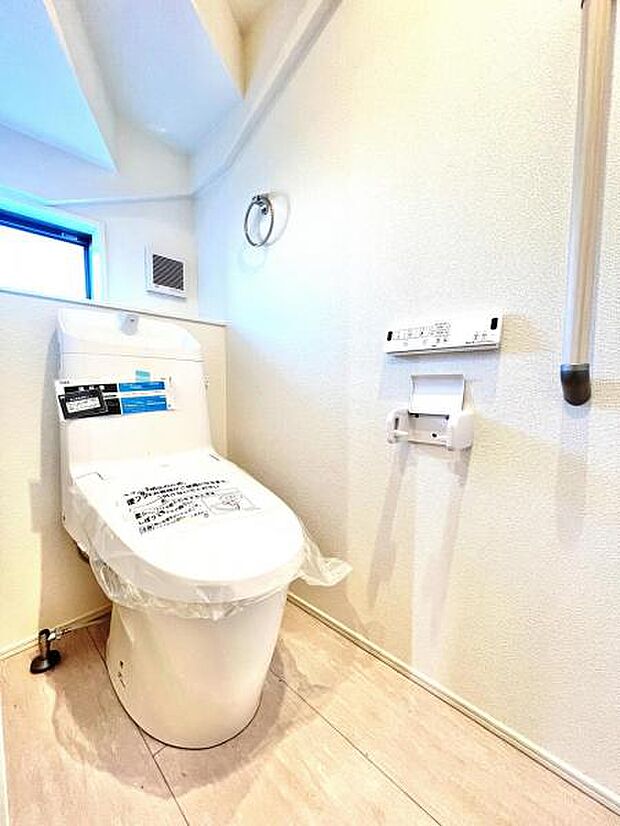 シャワー洗浄機能付のトイレは、清潔感が印象的な空間ですね。