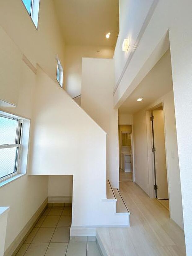 綺麗で明るい玄関でお客様をお迎えいただけます。