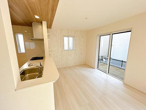 キッチン正面にダイニングセットを配置することで、配膳もスムーズに。調理中も会話を楽しめます。