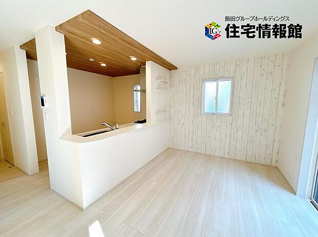 キッチンからリビングが見渡せ、お料理中もご家族の様子を見守れます