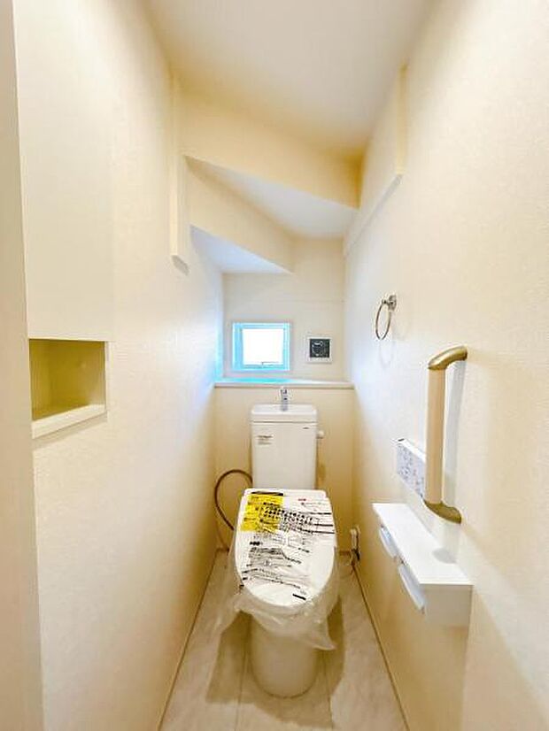 シャワー洗浄機能付のトイレは、清潔感が印象的な空間ですね。