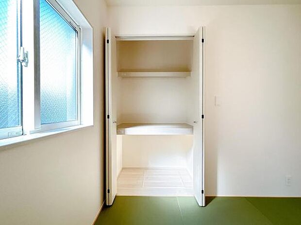 中の物を確認しやすく、取り出しやすい収納スペース。お部屋を広々とお使いいただけます。