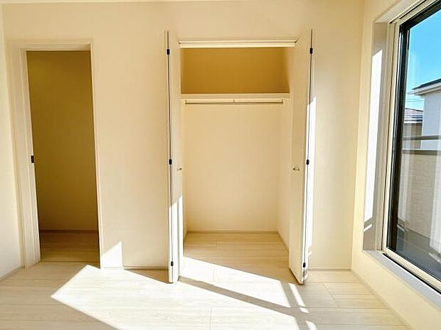 いつでもお部屋をスッキリお使い頂ける収納スペースを設置。