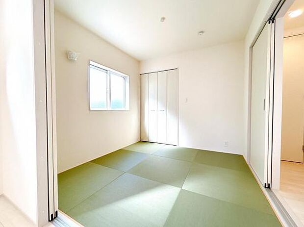 リビングと続き間の和室です。客間、晩酌、家族団らんなど色々使えますね。