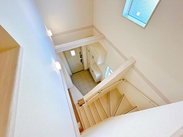 玄関上部吹抜けです、開放感があり明るい玄関を演出してます。