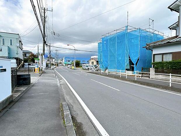 前面道路を含めた現地写真です。