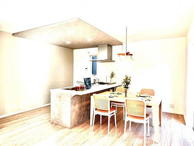 ご家族でゆったり食事が楽しめるダイニングスペースです。