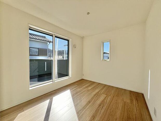 明るい広々とした主寝室でご家族ゆっくりお休みになれますね。