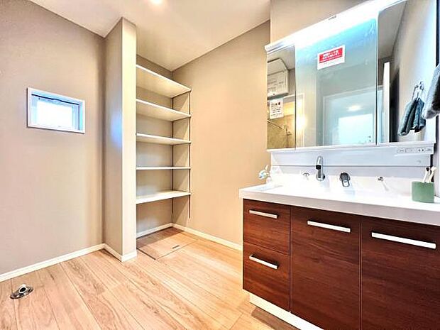 快適で清潔感がある脱衣スペースです。