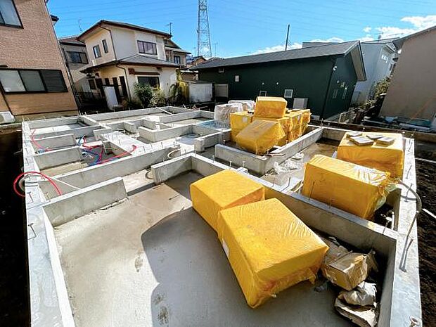 リビングと続き間の和室もございます。客間、晩酌、家族団らんなど色々使えますね。