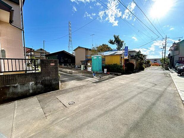 前面道路を含めた現地写真です。