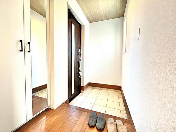 綺麗で明るい玄関でお客様をお迎えいただけます。