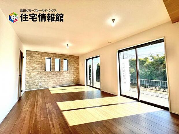 明るい日差しが入る風通しの良いリビングです。LDKは約18帖の広さゆったりくつろげます。