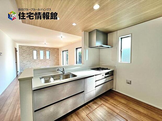 ご家族を見守りながら家事が捗る対面式キッチン。お料理をしながらご家族のサポートも可能です。