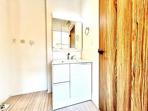 シャワー付き洗面化粧台です。手軽にシャンプーができ、お掃除もしやすいですね。