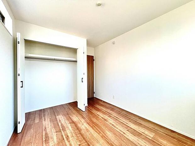 中の物を確認しやすく、取り出しやすい収納スペース。お部屋を広々とお使いいただけます。