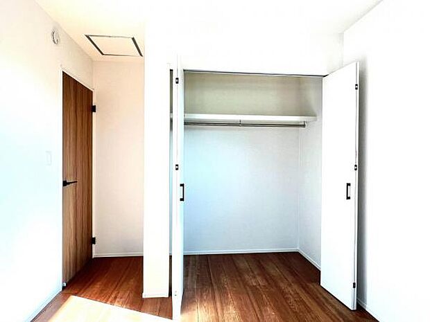 いつでもお部屋をスッキリお使い頂ける収納スペースを設置。