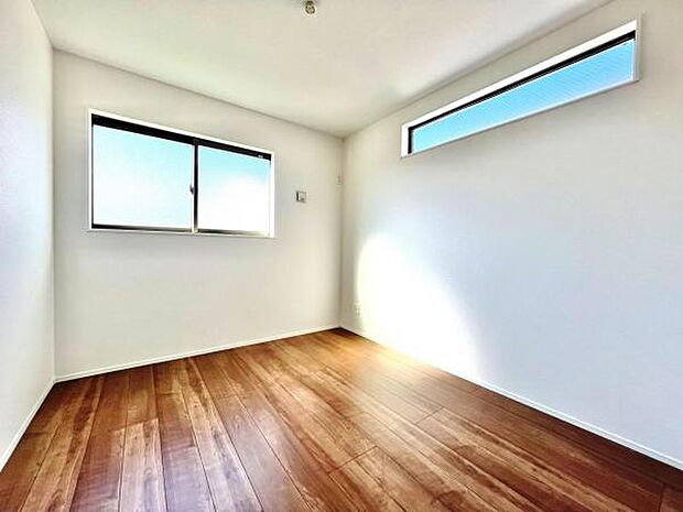 木の温もりが優しいフローリングの収納スペース付き洋室です。