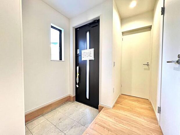 綺麗で明るい玄関でお客様をお迎えいただけます。