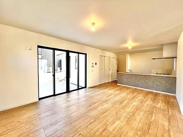 ご家族でゆったり食事が楽しめるダイニングスペースです。