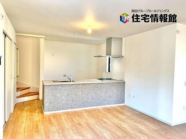 キッチンからリビングが見渡せ、お料理中もご家族の様子を見守れます