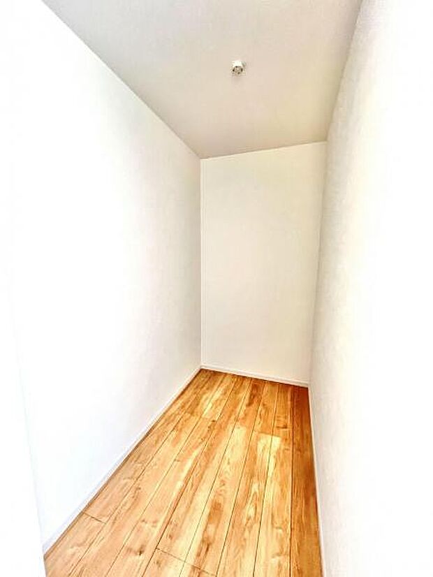 ウォークインクローゼットがあり収納スペースも豊富。季節物もスッキリ片付きそうです。