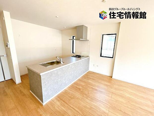 キッチンからリビングが見渡せ、お料理中もご家族の様子を見守れます
