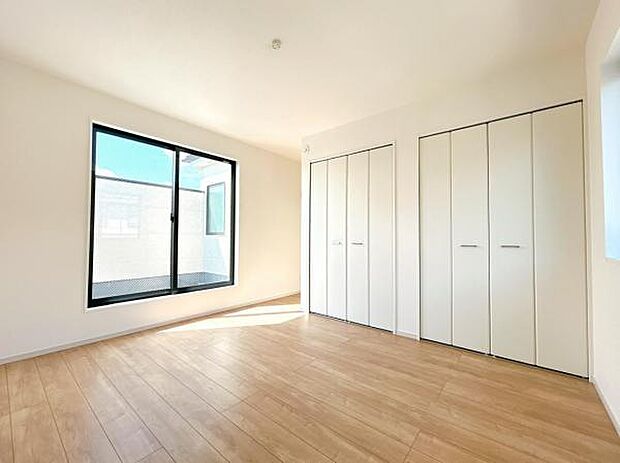 明るい広々とした主寝室でご家族ゆっくりお休みになれますね。