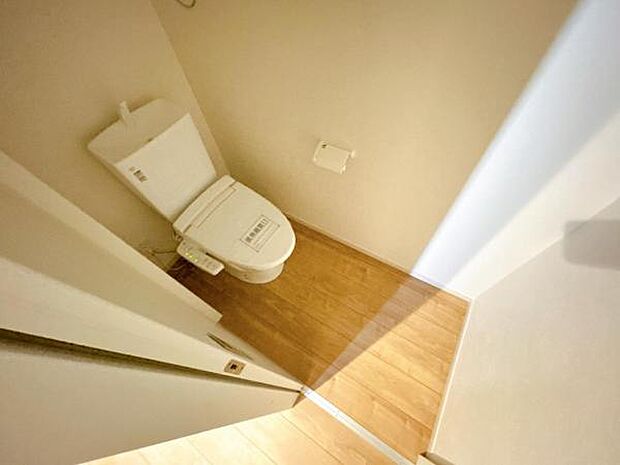 シャワー洗浄機能付のトイレは、清潔感が印象的な空間ですね。